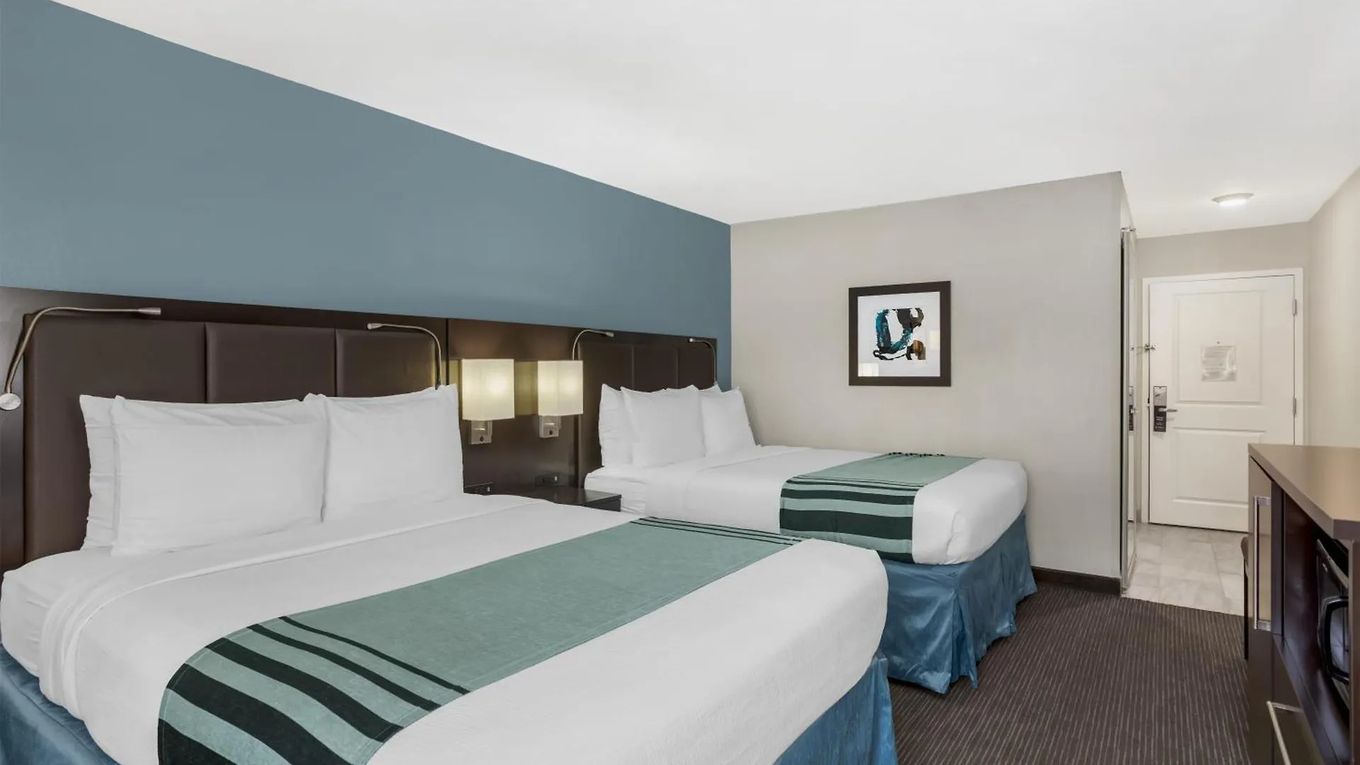 9 Business Hotels Near Timberlane Shops on the Square That Deliver