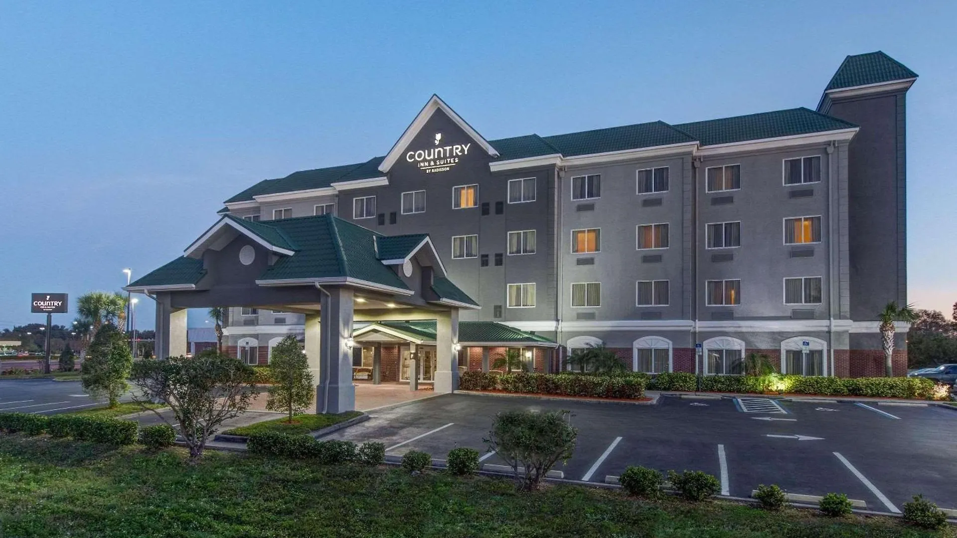 9 Smart Central Hotels Near Crosswinds Shopping Center Worth Booking