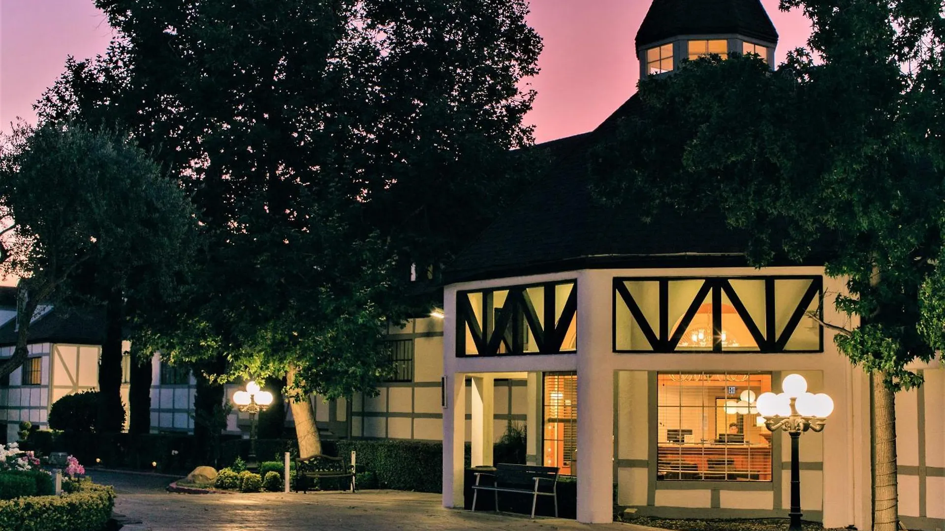6 Smart Central Hotels Near Elverhoy Museum Worth Booking