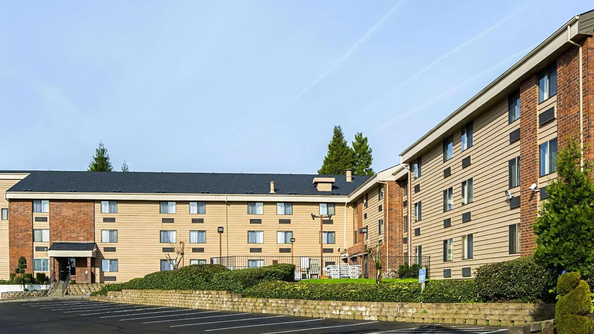 4 Smart 3-Star Hotels Near Lakewood Center For the Arts