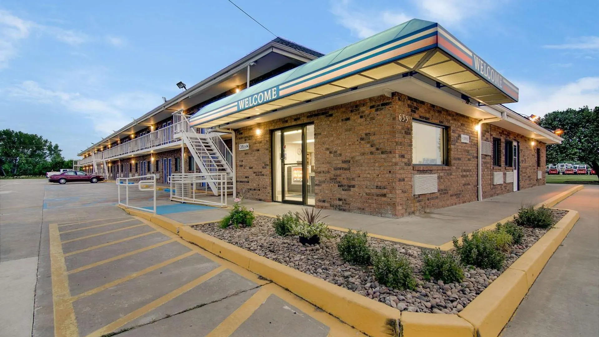 5 Three-Star Hotels Near Smoky Hill Museum Worth Booking