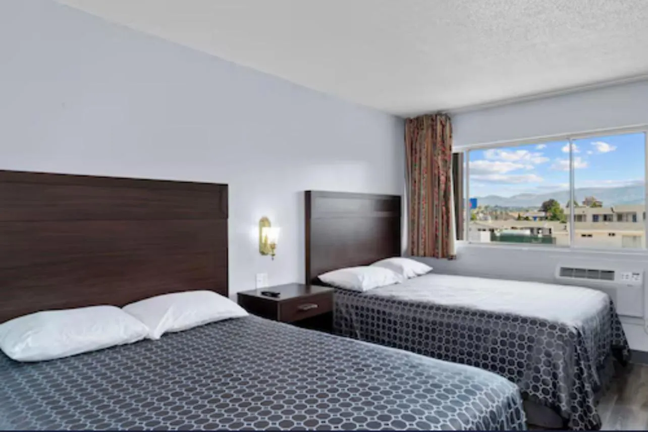 Staying Near Parks and Recreation Dept: 5 Airport Hotels Compared