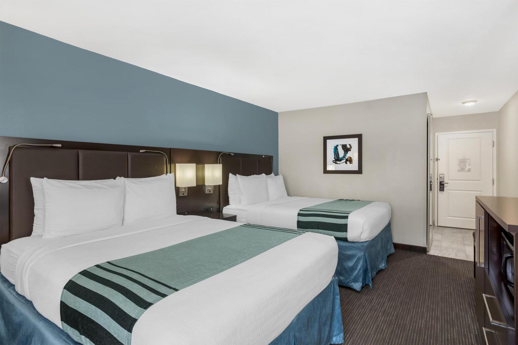 9 Business Hotels Near Timberlane Shops on the Square That Deliver