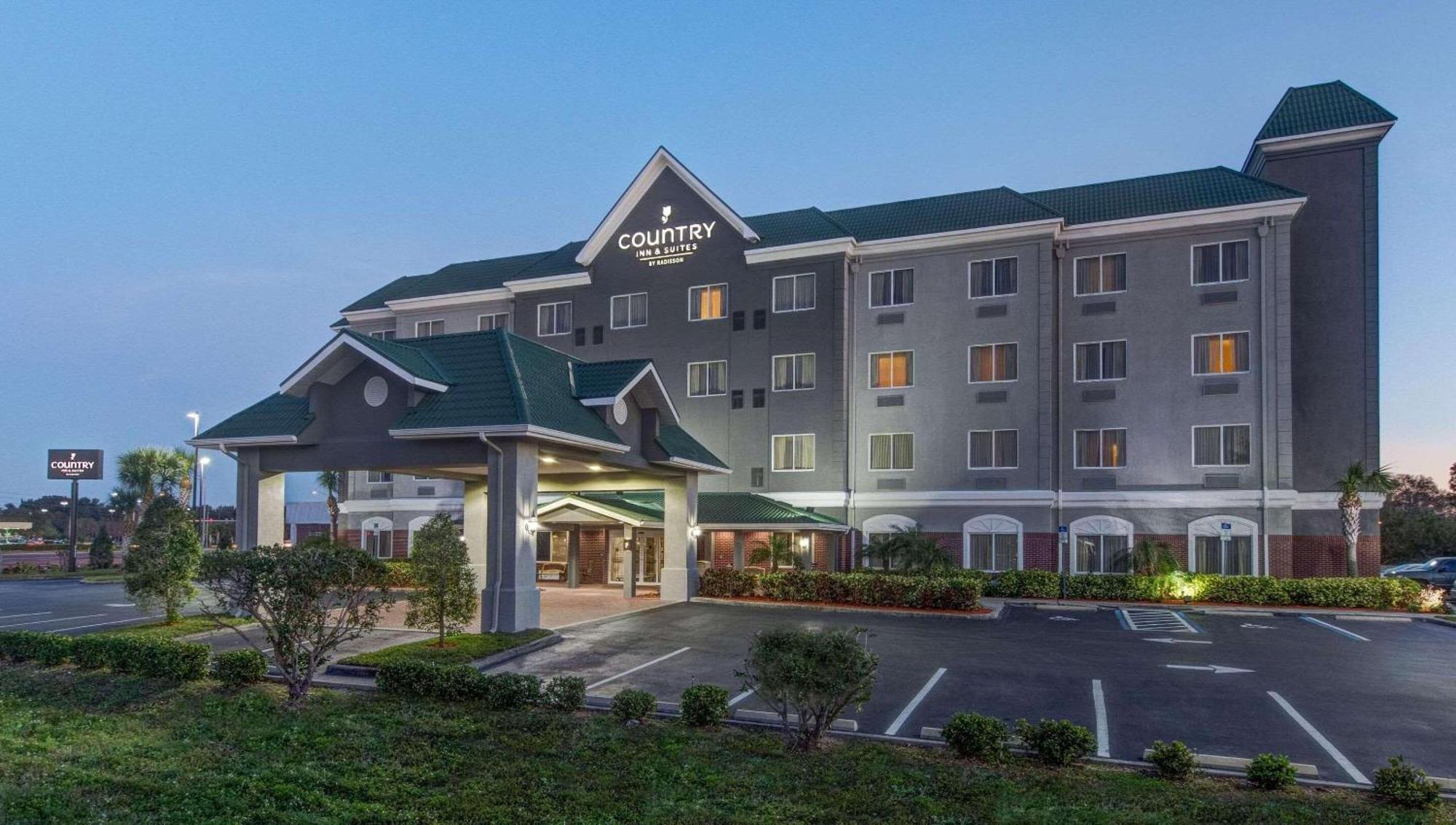 9 Smart Central Hotels Near Crosswinds Shopping Center Worth Booking