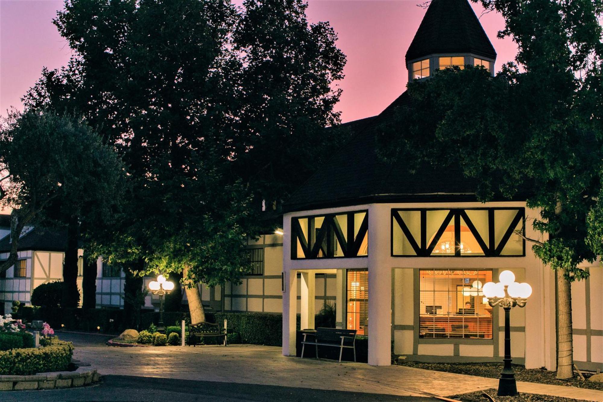 6 Smart Central Hotels Near Elverhoy Museum Worth Booking
