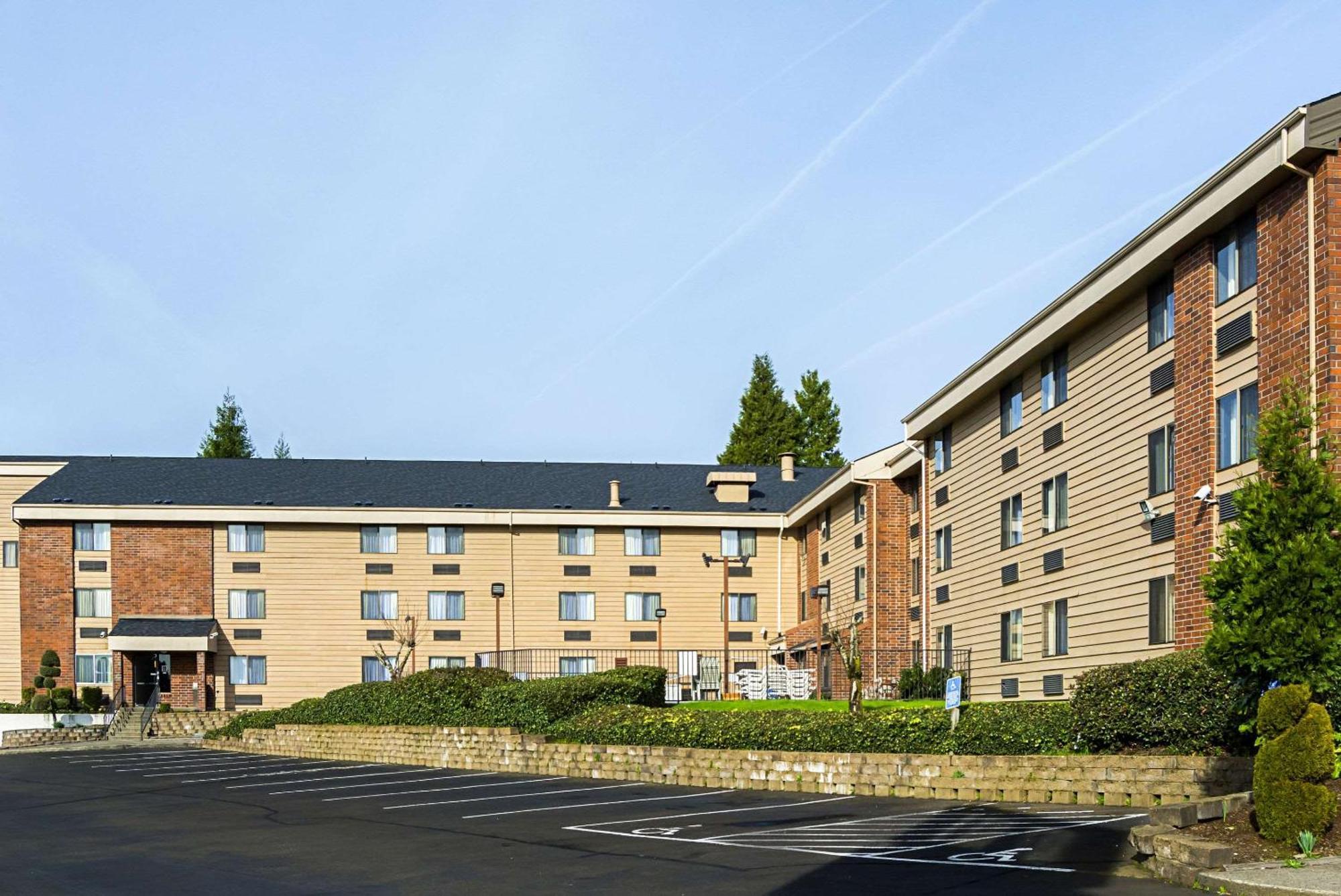 4 Smart 3-Star Hotels Near Lakewood Center For the Arts