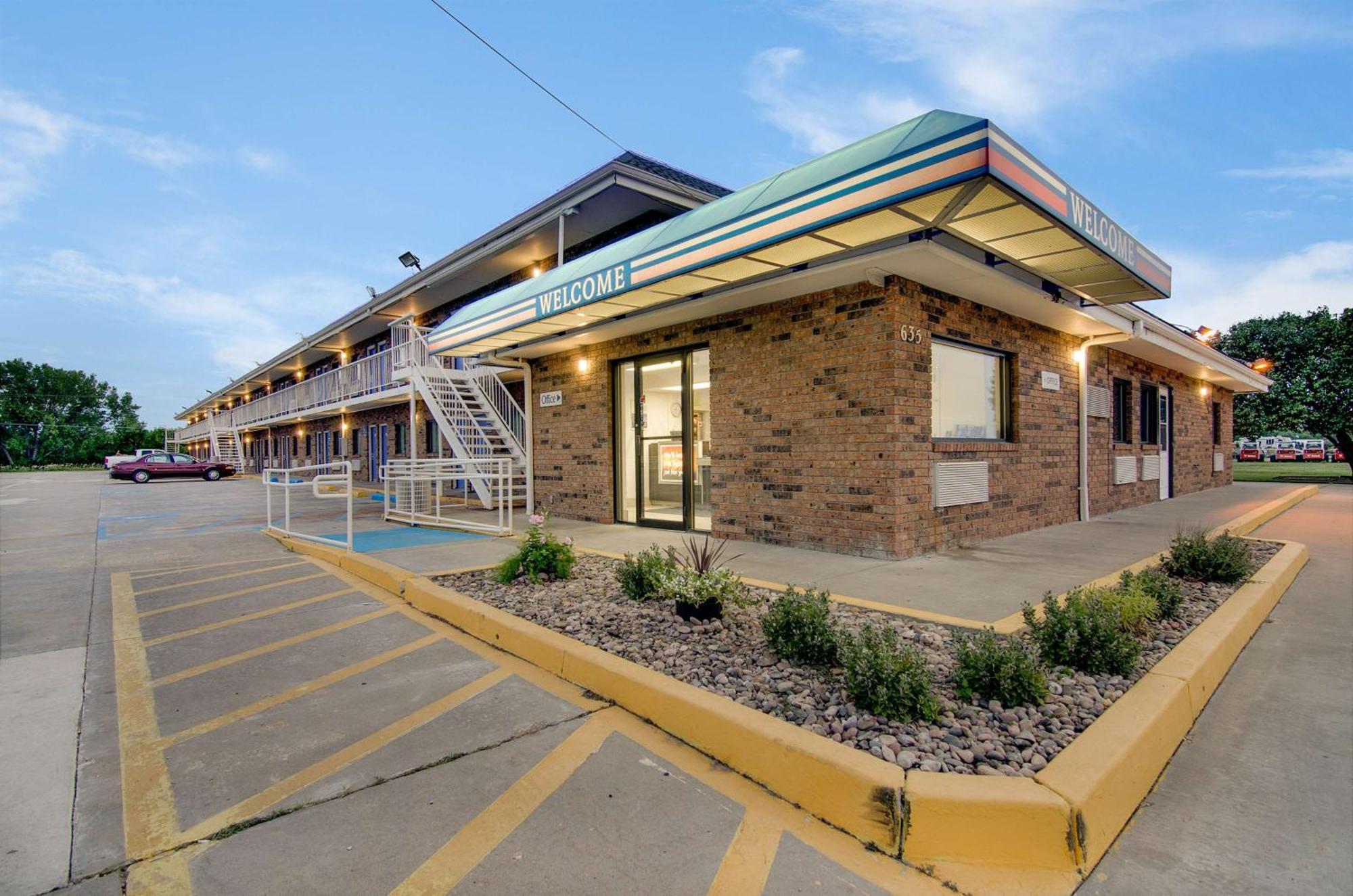 5 Three-Star Hotels Near Smoky Hill Museum Worth Booking