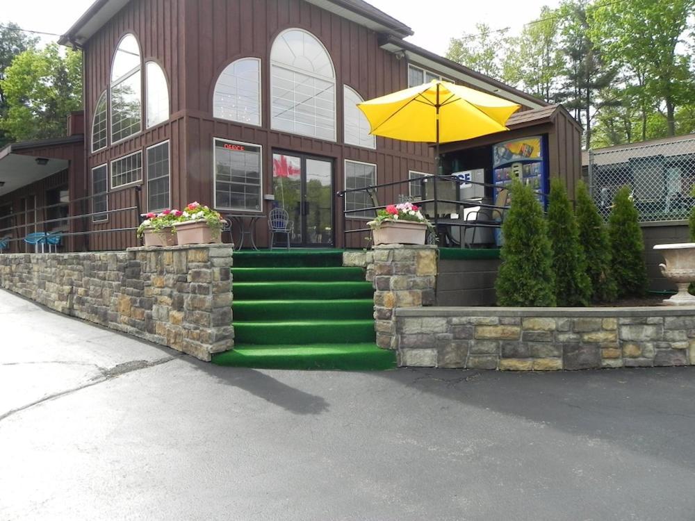 Where to Stay Near Lake George Beach: 4 Hotels for Couples